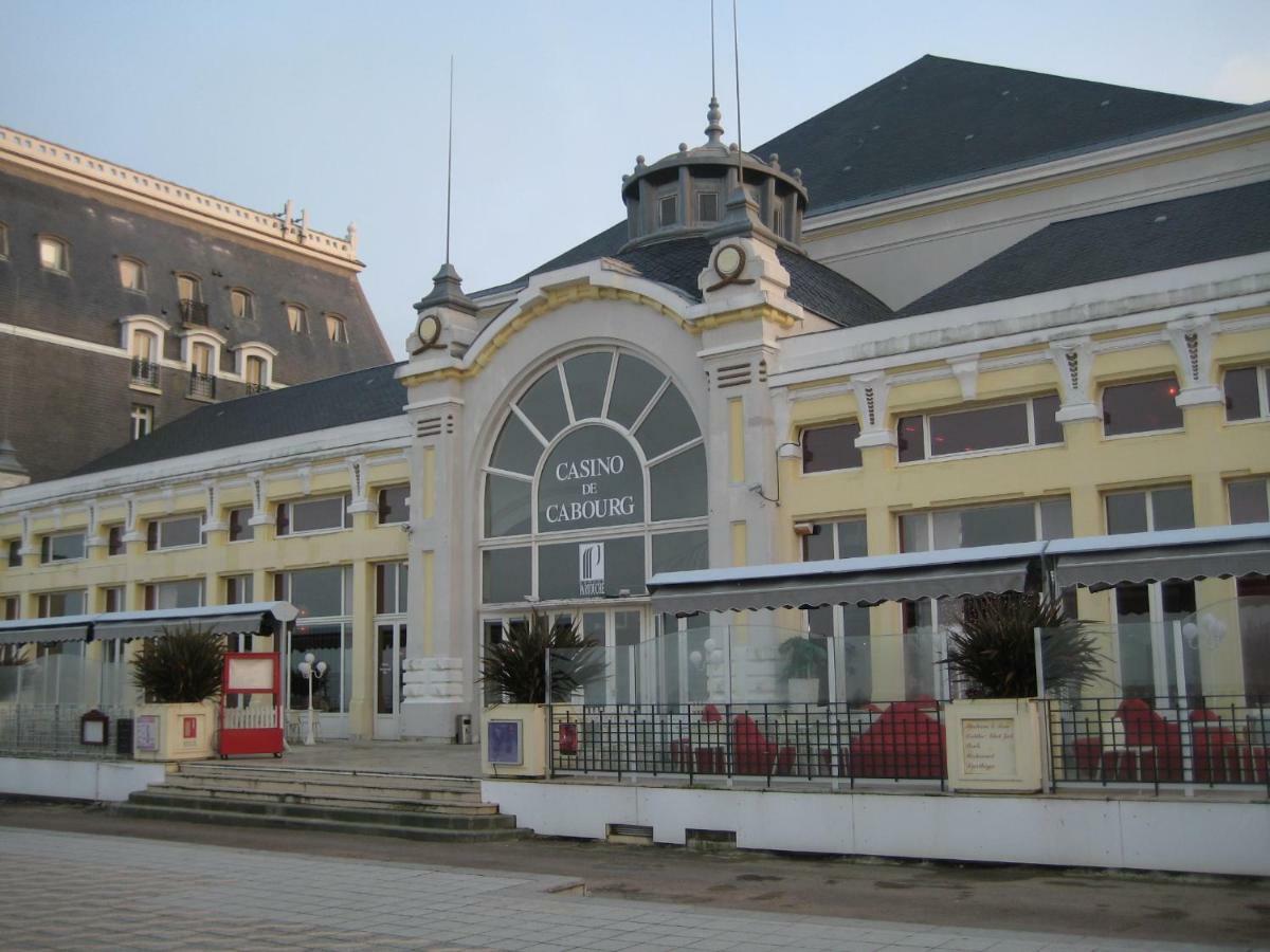 Cabourg - Hyper Centre, Plage Bagian luar foto